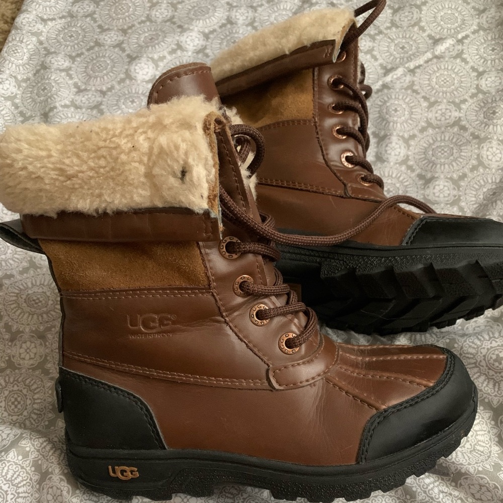Girls size 1 brown leather linned waterproof UGG boots